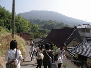 三輪山をバックに山の辺の道の写真